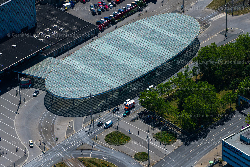 4035813 | BRAUNSCHWEIG 31.07.2020 ZOB Omnibus- Bahnhofs- Terminal an der Verkehrsbetriebe am Berliner Platz in Braunschweig im Bundesland Niedersachsen, Deutschland. Weiterführende Informationen bei: Braunschweiger Verkehrs-GmbH,  Planungsgruppe Dröge Baade Drescher GmbH + Co. KG,  welp architekten Gbr. // Central Bus Station for Public Transportation on Berliner Platz in Brunswick in the state Lower Saxony, Germany. Further information at: Braunschweiger Verkehrs-GmbH,  Planungsgruppe Droege Baade Drescher GmbH + Co. KG,  welp architekten Gbr. Foto: Gerhard Launer