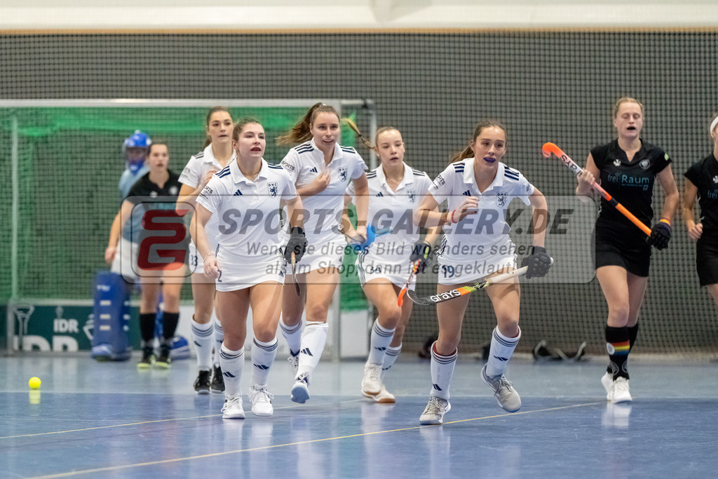 HK_20241201_109467 | 1. Bundesliga Halle Damen Düsseldorfer HC - Schwarz Weiss Köln am 1.12.2024 DHC, Düsseldorf , Lucy Zich ( Torfrau Düsseldorfer HC #33 ) , Marie Hahn ( Düsseldorfer HC #2 ) , Elisa Gräve ( Düsseldorfer HC #26 ) , Charlotte Ritter ( ( Düsseldorfer HC #34 ) , Emma Becker ( Düsseldorfer HC #19 )