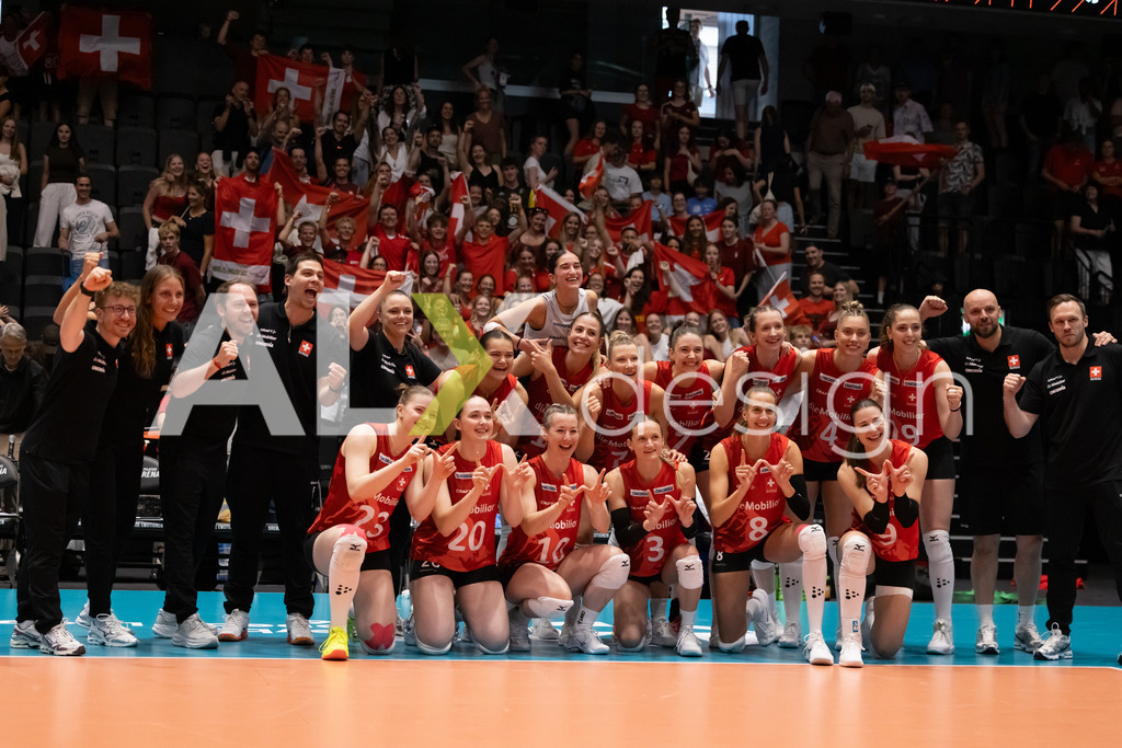 Austria v Switzerland - CEV European League Women | KRIENS, SWITZERLAND - JUNE 14: Team of Switzerland Winning Photo with Fans during the CEV European League match between Austria and Switzerland at Pilatus Arena on June 14, 2026 in Kriens, Switzerland. - Realisiert mit Pictrs.com