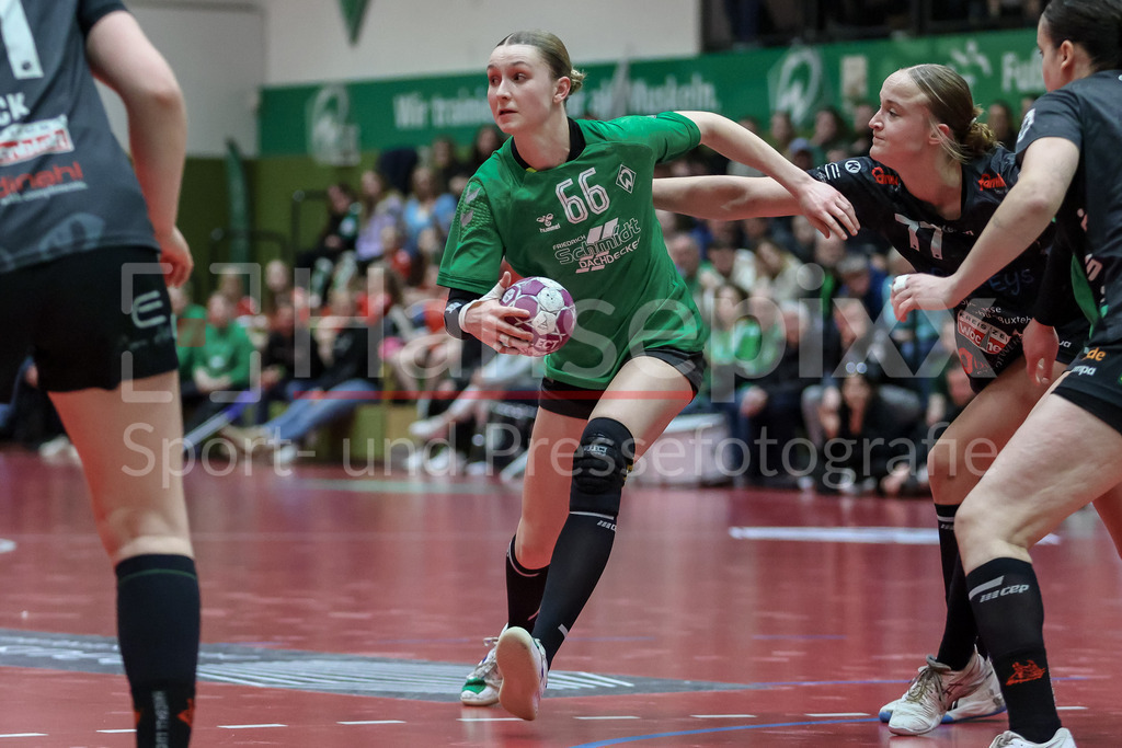 Handball, 2. Bundesliga Frauen, SV Werder Bremen - HL Buchholz 08-Rosengarten | v.li.: Luise Albert (SV Werder Bremen, 66) und Nantke Ackmann (HL Buchholz 08-Rosengarten, 77) im Zweikampf, Duell, Spielszene, Aktion, Action