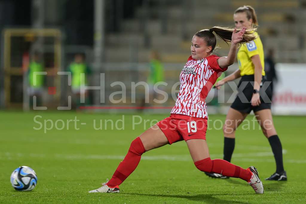 Fussball, Google Pixel Frauen-Bundesliga, SC Freiburg - SV Werder Bremen | v.li.: Annabel Schasching (SC Freiburg, 19) am Ball, Einzelbild, Ganzkörper, Aktion, Action, Spielszene, DIE DFB-RICHTLINIEN UNTERSAGEN JEGLICHE NUTZUNG VON FOTOS ALS SEQUENZBILDER UND/ODER VIDEOÄHNLICHE FOTOSTRECKEN. DFB REGULATIONS PROHIBIT ANY USE OF PHOTOGRAPHS AS IMAGE SEQUENCES AND/OR QUASI-VIDEO.