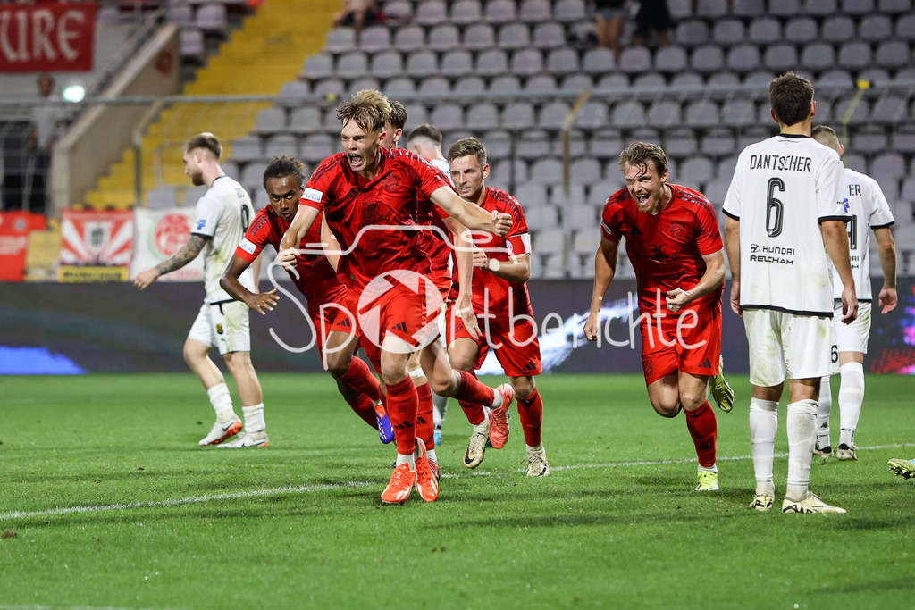 FC Bayern Amateure - DjK Vilzing | Jubel nach dem Treffer zum 1-1 Ausgleich durch Samuel UNSOELD (FC Bayern München II #19) / Freude / Treffer / Happy / Regionalliga Bayern: FC Bayern München II - DjK Vilzing, Grünwalder Stadion am 30.08.2024