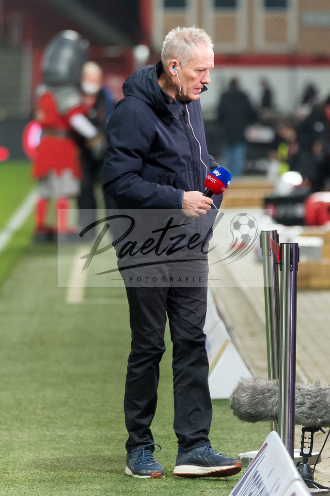 FCUFRE20211215_002 | Fussball, Herren: Trainer Christian Streich (SC Freiburg) schaut bei dem Spiel der 1. Bundesliga zwischen 1. FC Union Berlin und SC Freiburg im Stadion An der Alten Foersterei am 15.12.2021 in Berlin, Deutschland.DFB / DFL REGULATIONS PROHIBIT ANY USE OF PHOTOGRAPHS AS IMAGE SEQUENCES AND/OR QUASI-VIDEO. - Realisiert mit Pictrs.com
