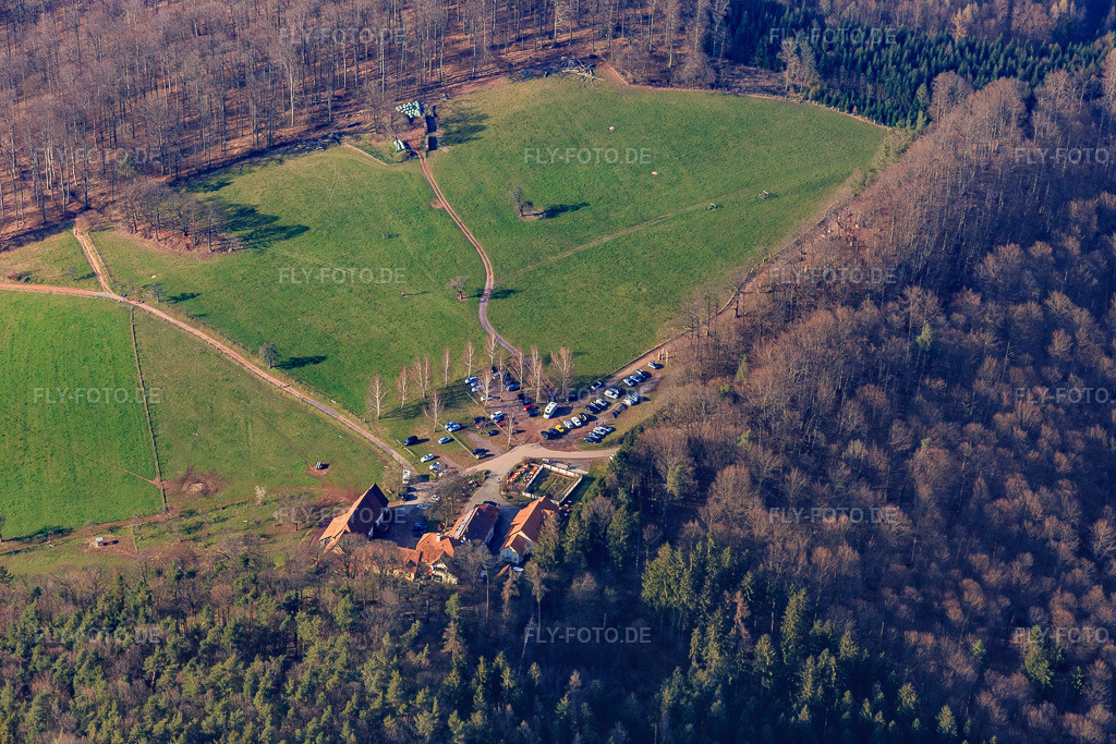 Luftbild: Gimbelhof in Lembach im Bundesland Bas-Rhin in Frankreich. – Foto: IMG_086695.jpg vom 26.03.2016 durch Werner Riehm/FLY-FOTO.de – Auflösung des Originals: 5472 x 3648 px