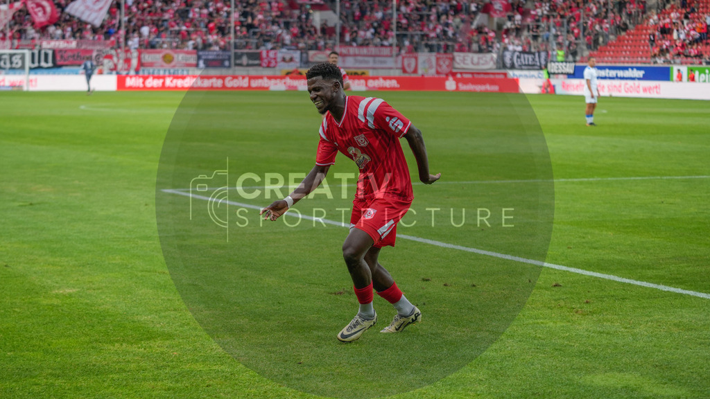 Fußball, Herren, Saison 2025/2026, Regionalliga Nordost, 5. Spieltag, Hallescher FC vs. FSV 63 Luckenwalde, Dienstag 26.08.2025, Leuna-Chemie-Stadion Halle, | Fußball, Herren, Saison 2025/2026, Regionalliga Nordost, 5. Spieltag, Hallescher FC vs. FSV 63 Luckenwalde, Dienstag 26.08.2025, Leuna-Chemie-Stadion Halle, Im Bild: Bocar Baro (Halle) jubelt tanzend über seinen Treffer zum 2:0. - Realisiert mit Pictrs.com