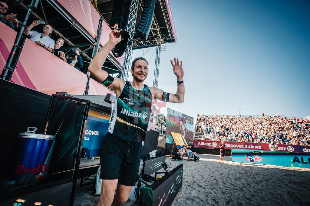 Beachvolleyball | Männer | Deutsche Meisterschaften 2025 Timmendorfer Strand | 06.09.2025 | Nils Ehlers läuft in die Arena ein