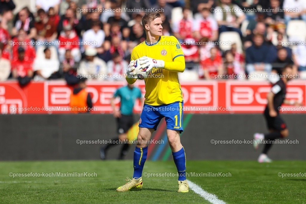 xKWIx11042601070 | 2026.04.11, xkwix, Fußball, 3.Liga, Rot-Weiss Essen -  FC Ingolstadt, Stadion an der Hafenstraße, 33.Spieltag, Saison 2025 / 2026: Jakob Golz (Rot-Weiss Essen #1) DFB regulations prohibit any use of photographs as image sequences and or quasi-video. Photo: xKamilxWilkowskixPressefotoKochx