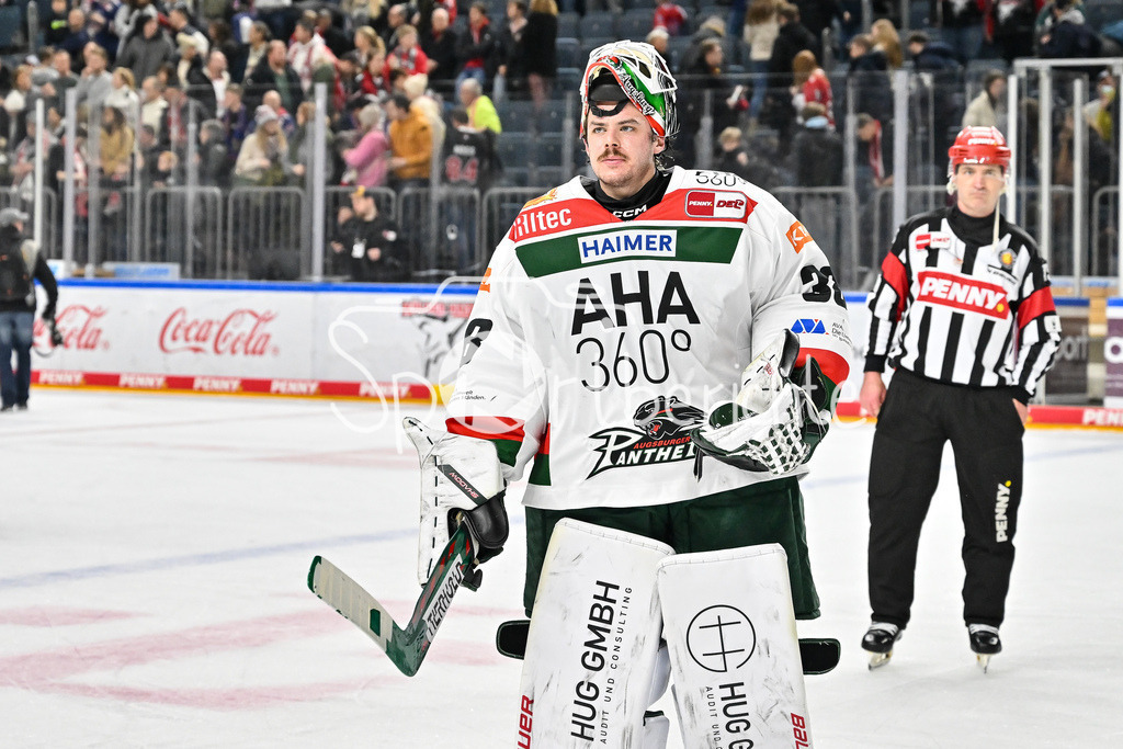 Kölner Haie - Augsburger Panther | die Panther bedanken sich bei den mitgereisten Fans nach dem Auswaertssieg in Koeln und feier zusammen den Sieg / DEL: Koelner Haie - Augsburger Panther, Lanxess Arena am 05.01.2025 / Strauss MANN (Augsburger Panther #38)