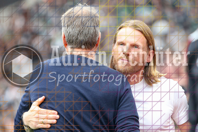 Bayer 04 Leverkusen vs Borussia Mönchengladbach - Bundesliga  | Leverkusen, Deutschland, 21.09.25:   Trainer Kasper Hjulmand (Bayer 04 Leverkusen) und Trainer Eugen Polanski (Borussia Mönchengladbach) shake hands vor dem Spielwaehrend des Spiels der Bundesliga zwischen  Bayer 04 Leverkusen vs Borussia Mönchengladbach in der BayArena(Foto von Brauer-Fotoagentur / Adrian Schlueter)