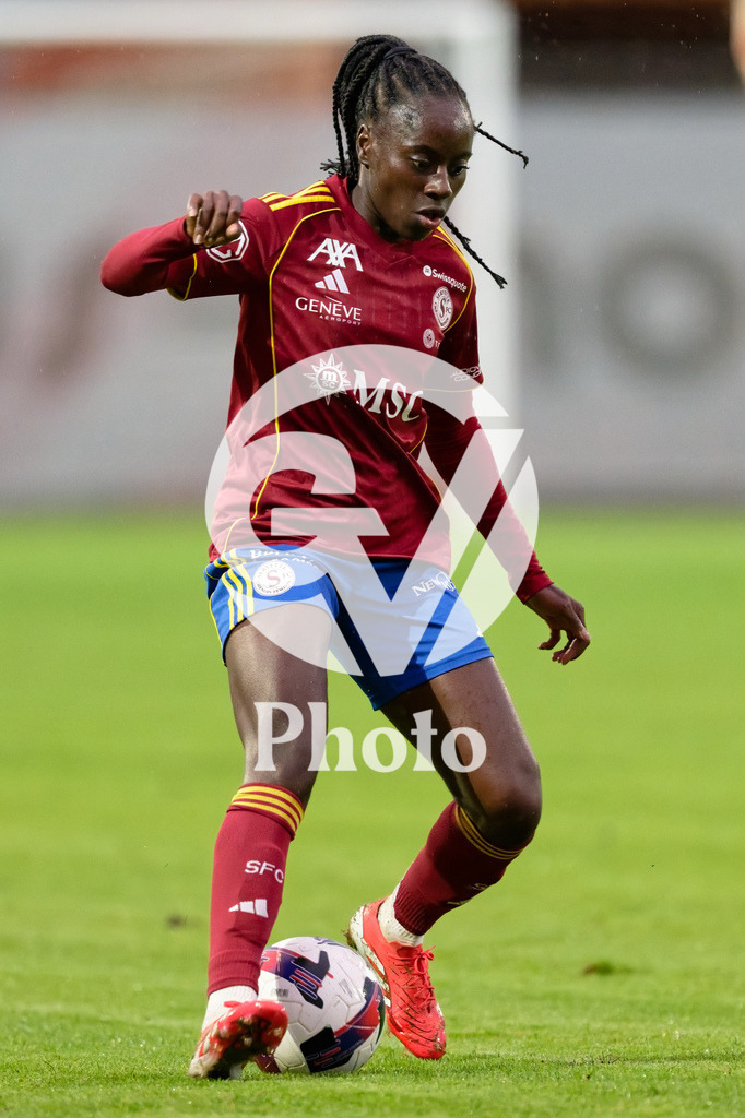 DZ9_4824_c | Switzerland: AXA Womens Super League 2025/26, Servette FC Chenois Feminin vs FC Aarau Frauen - Stade des Trois-Chene, Chene-Bourge: Benedicte Simon (78 Servette FC Chenois Feminin) controls the ball (action) 