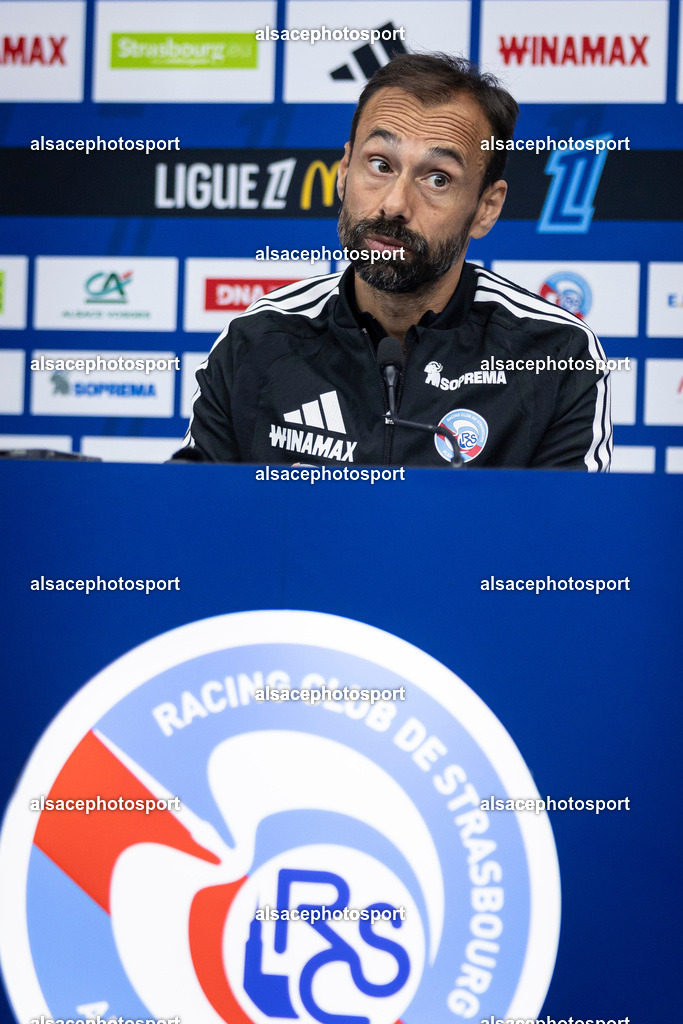 _B7A4958 | Hugo Oliveira, head coach of Racing Club de Strasbourg Alsace, speaks during a press conference at Stade de la Meinau in Strasbourg, France, on October 23, 2026, ahead of the Ligue 1 match against Stade Rennais FC. - Realisiert mit Pictrs.com
