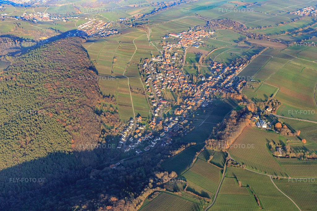 Luftbild: Ortsansicht von Westen im Ortsteil Pleisweiler in Pleisweiler-Oberhofen im Bundesland Rheinland-Pfalz in Deutschland. Foto: IMG_135327.jpg vom 12.12.2022 durch Werner Riehm/FLY-FOTO.de