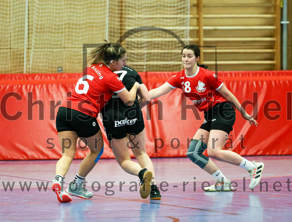 2022-12-04_020_SV_Anzing_gegen_TSV_Uebersee | Anzing, Deutschland, 04.12.2022:
Handball, Bezirksliga 2022 / 2023, 8. Spieltag, SV Anzing gegen TSV Übersee, Endergebnis: 29:24

Denise Bäumler (SV Anzing, #6), Veronika Hilz (TSV Übersee, #7), Virag Varga (SV Anzing, #18)

Foto: Christian Riedel / fotografie-riedel.net