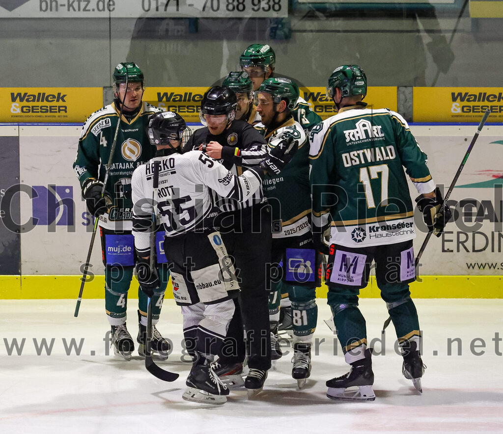 2026-01-30_022_TSV_Erding_gegen_EHF_Passau_Black_Hawks | Erding, Deutschland, 30.01.2026:Eishockey, Oberliga Süd 2025 / 2026, 42. Spieltag, TSV Erding gegen EHF Passau Black Hawks, Endergebnis: 2:6Jesse Kauhanen (Erding Gladiators, #4), Elias Rott (EHF Passau Black Hawks, #55), Maximilian Forster (Erding Gladiators, #81), Elia Ostwald (Erding Gladiators, #17)Foto: Christian Riedel / fotografie-riedel.net