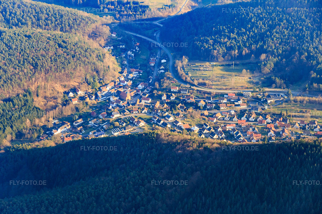 Luftbild: Dorf im Pfälzerwald aus Norden in Lug im Bundesland Rheinland-Pfalz in Deutschland. Foto: IMG_086797.jpg vom 26.03.2016 durch Werner Riehm/FLY-FOTO.de