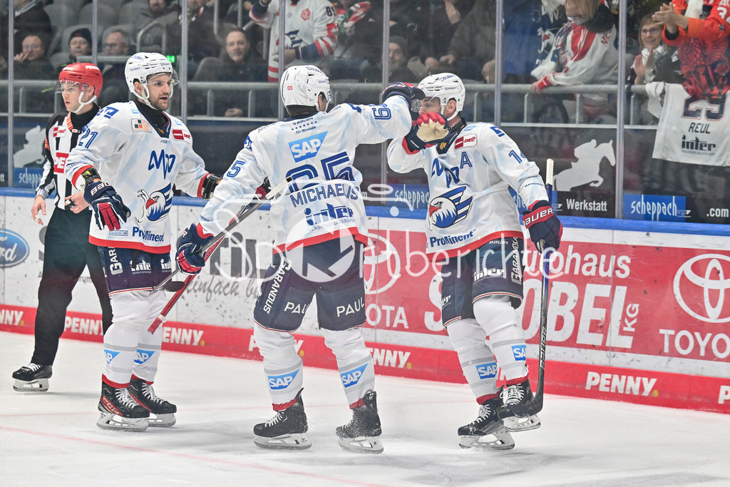 Augsburger Panther - Adler Mannheim | Jubel der Gaeste nach dem Treffer zum 0-1 durch Jordan SZWARZ (Adler Mannheim 14) / Freude / Happy / Tor / Torschuezte / DEL: Augsburger Panther - Adler Mannheim, Curt Frenzel Stadion am 16.02.2025