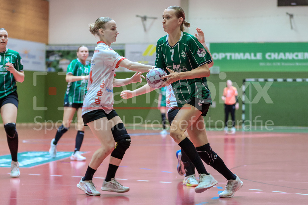 Handball, 2. Bundesliga Frauen, SV Werder Bremen - HSV Solingen-Gräfrath 76 | v.li.: Maira Völker (HSV Solingen-Gräfrath 76, 21) und Leni Ruwe (SV Werder Bremen, 7) im Zweikampf, Duell, Spielszene, Aktion, Action