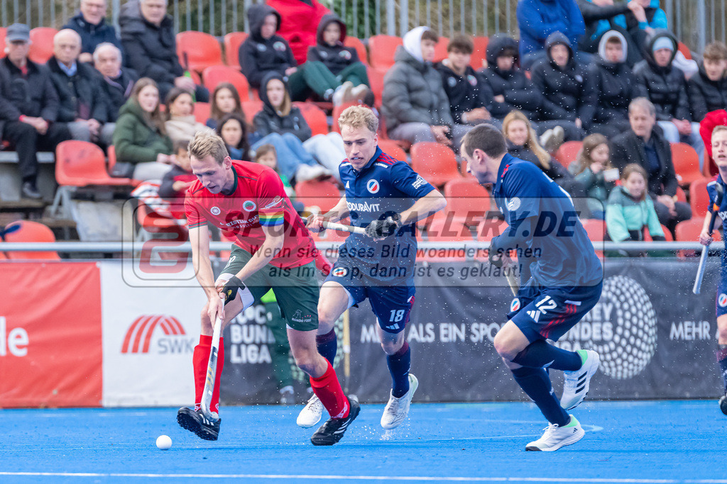 HK_20240323_109979 | 1. Bundesliga Hockey Herren Crefelder HTC - Mannheimer HC am 23.3.2024 Crefelder HTC  Hüttenallee, Krefeld , Niklas Wellen ( Crefelder HTC 10 ) , Mario Schachner ( Mannheimer HC #18 ) , Erik Kleinlein ( Mannheimer HC #12 )