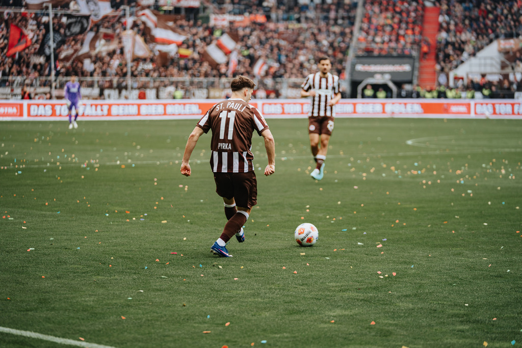 FCS09041 | Der offizielle Shop für FC St. Pauli Fotos. Wähle aus Spielszenen & Fanmomenten dein FCSP Wunschformat. Wir liefern Millerntor-Atmosphäre.