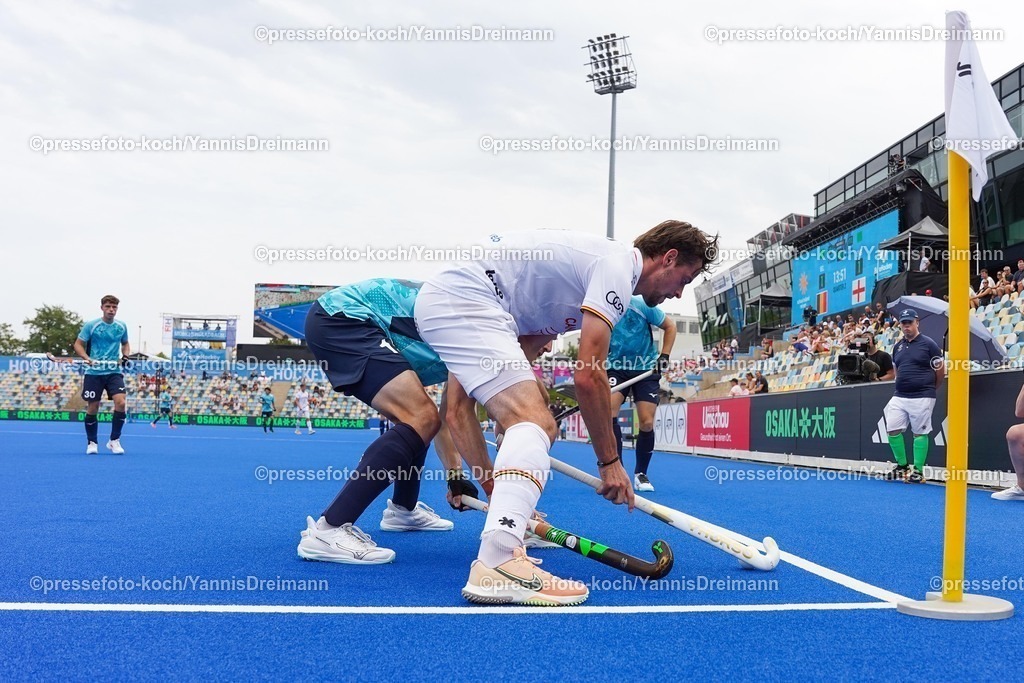 xydrx1408252035 | 14.08.2025, xydrx, Herren EuroHockey Championship 2025, Gruppe C, Belgien - England, Sparkassenpark Mönchengladbach: Phil Roper (ENG #15) und David Goodfield (ENG #19) im Zweikampf gegen Tommy Willems (BEL #11)