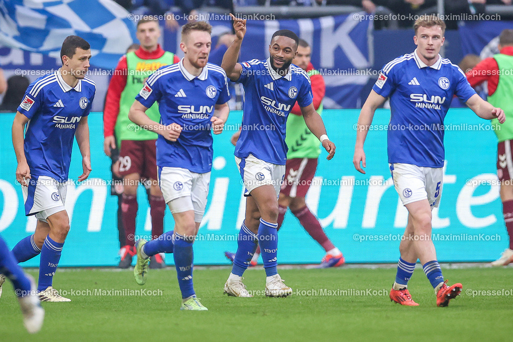 Schalke10112401061 | 10.11.2024, Fußball, FC Schalke 04 - SSV Jahn Regensburg, 2. Fußball Bundesliga, Veltins-Arena Gelsenkirchen, Saison 2024 2025: Torjubel nach dem 2:0 durch Moussa Sylla (S04 #9)DFB regulations prohibit any use of photographs as image sequences and or quasi-video.