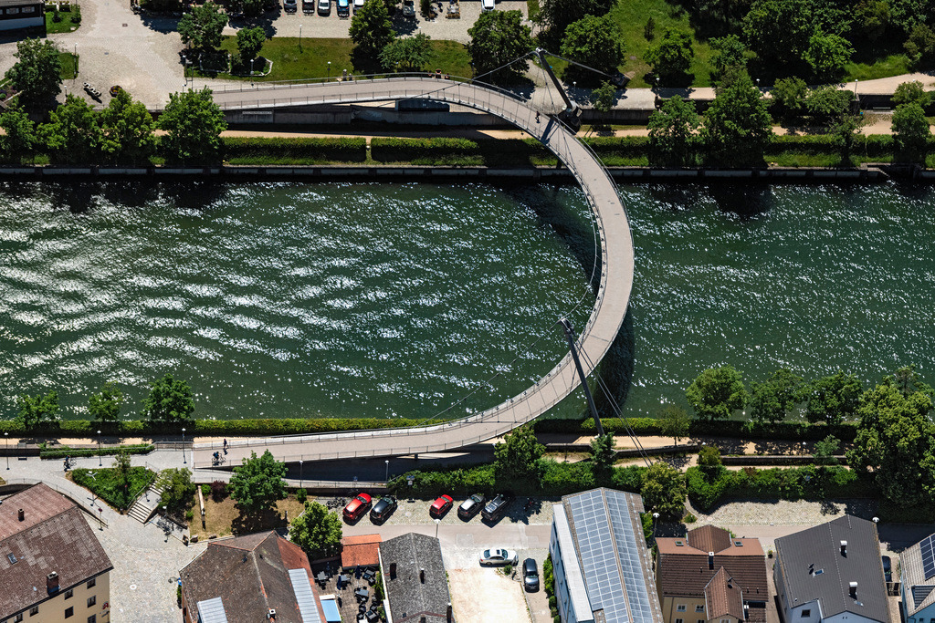 dr__0054165.jpg | KELHEIM 12.06.2020 Fluß - Brückenbauwerk " Kelheim footbridge " über dem Kanal Kelheim-Essing in Kelheim im Bundesland Bayern, Deutschland. // River - bridge construction " Kelheim footbridge " in Kelheim in the state Bavaria, Germany. Foto: Daniel Reiter