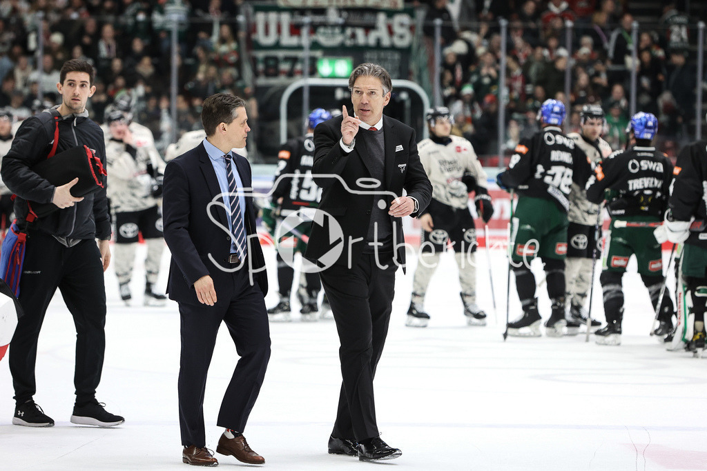 Augsburger Panther - Kölner Haie | Uwe KRUPP Trainer KEC bedankt sich bei den mitgereisten Fans nach dem Sieg in Augsburg