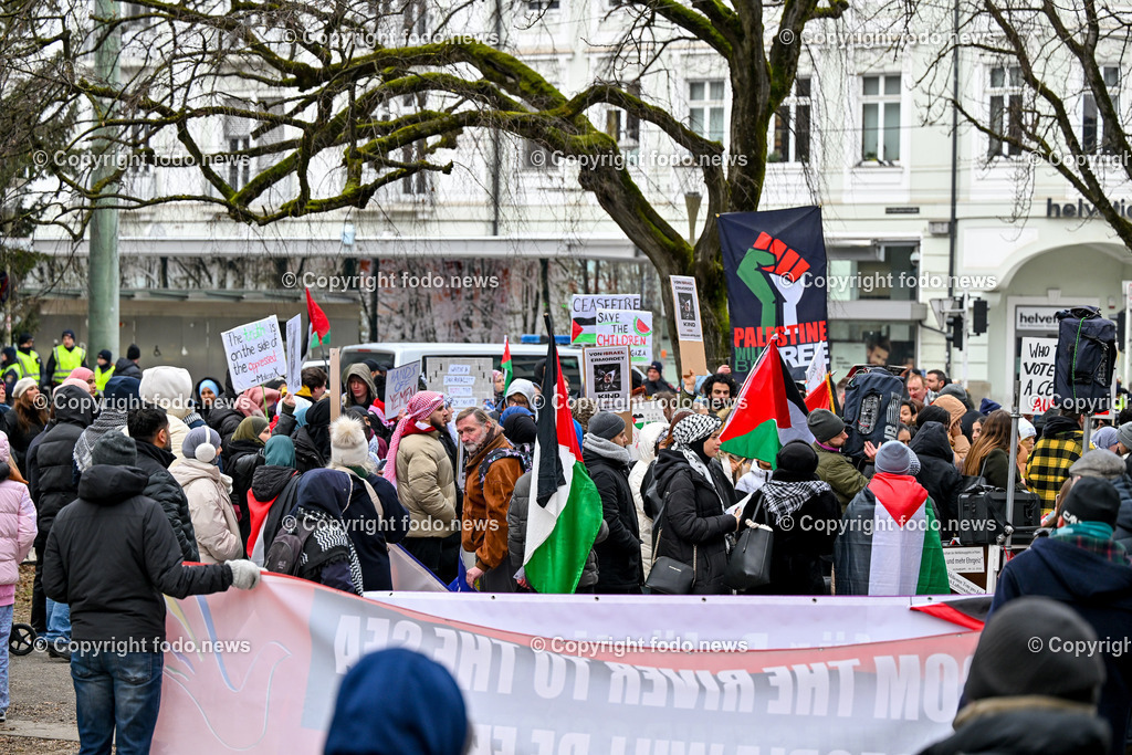 Demonstration Paleastina in Linz_ Pro Gaza_ 14.01.2024-18 | 14.01.2024, Linz, AUT, Demonstration, im Bild Palästina, Palaestina, Gaza, Demoteilnehmer, Teilnehmer, Kundgebung, Plakate, Fahnen, Polizei, Beamte, Polizeifahrzeuge, Einsatzkraefte, Israel, Krieg, Hamas, Geisel, Freiheit, Frieden