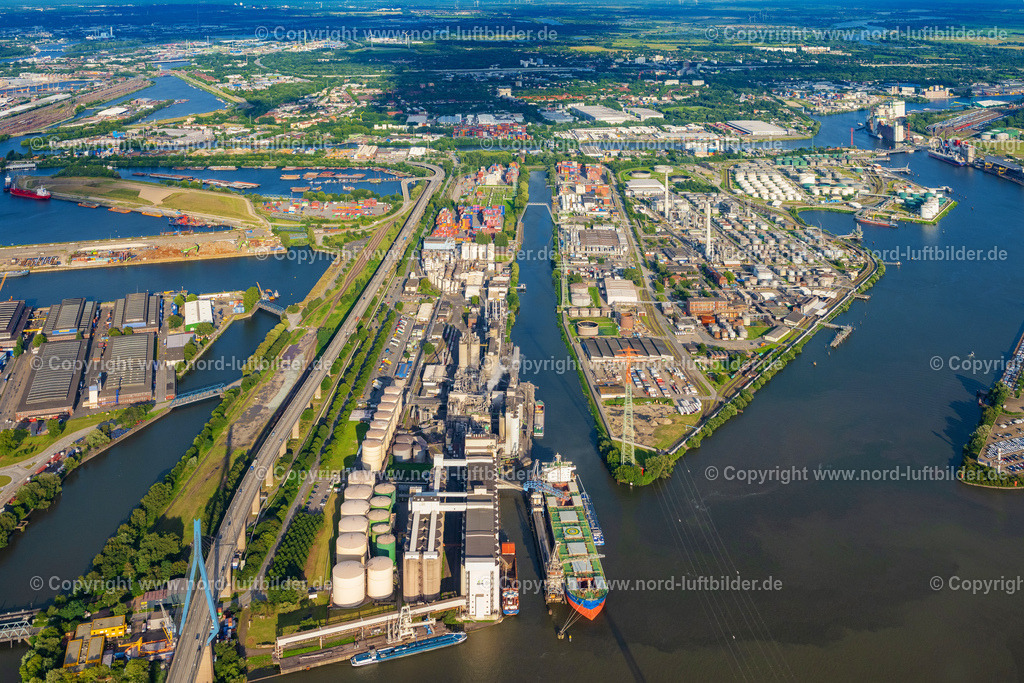 Hamburg_Köhlbrand_Gewerbegebiet_Neuhöferkanal_ELS_8602040823 | HAMBURG 21.08.2023 Raffinerie- Anlagen und Leitungssysteme auf dem Werksgelände des Lebensmittelproduzenten " ADM Futtermittel, Getreide, Ölsaaten und Pflanzenöle " in Hamburg, Deutschland. Weiterführende Informationen bei: ADM Hamburg Aktiengesellschaft. // Refinery plants and pipe systems on the factory premises of the food producer " ADM Futtermittel, Getreide, Oelsaaten and Pflanzenoele " in Hamburg, Germany. Further information at: ADM Hamburg Aktiengesellschaft. Foto: Martin Elsen
