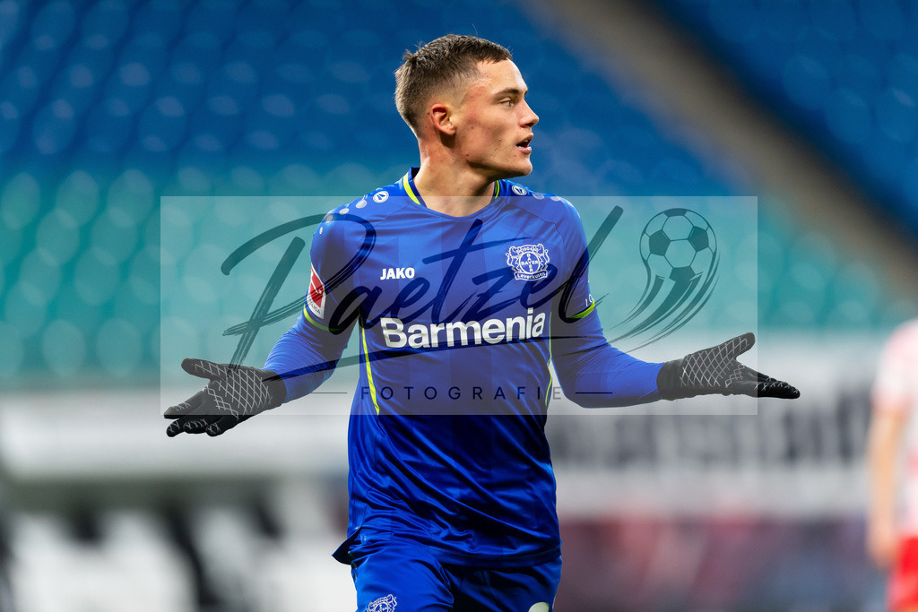 RBLLEV20211128_046 | Fussball, Herren: Florian Wirtz (Bayer 04 Leverkusen) Torjubel, jubelt nach seinem Treffer zum 0:1 bei dem Spiel der 1. Bundesliga zwischen RB Leipzig und Bayer 04 Leverkusen in der Red Bull Arena am 28.11.2021 in Leipzig, Deutschland.DFB / DFL REGULATIONS PROHIBIT ANY USE OF PHOTOGRAPHS AS IMAGE SEQUENCES AND/OR QUASI-VIDEO. - Realisiert mit Pictrs.com