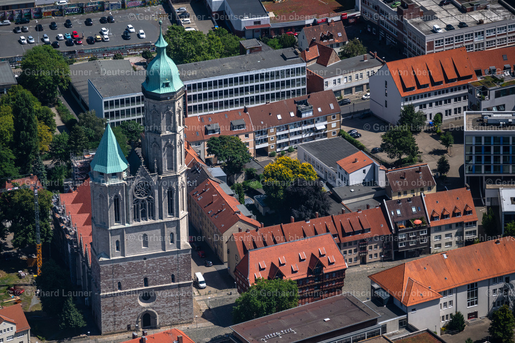 4035666 | BRAUNSCHWEIG 31.07.2020 Sanierungsarbeiten zur Modernisierung am Kirchengebäude " St. Andreaskirche " am Wollmart im Altstadt- Zentrum der Innenstadt in Braunschweig im Bundesland Niedersachsen, Deutschland. Weiterführende Informationen bei: Kirchengemeinde St. Andreas zu Braunschweig. // Renovation work on the church building in " St. Andreaskirche " Old Town- center of downtown in Brunswick in the state Lower Saxony, Germany. Further information at: Kirchengemeinde St. Andreas zu Braunschweig. Foto: Gerhard Launer