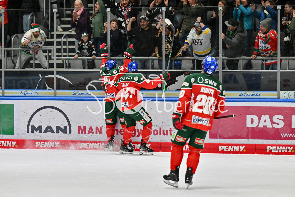 Augsburger Panther - Kölner Haie | Grenzenloser Jubel der Augsburger nach dem Siegtreffer zum 6-7 durch Jason BAST (Augsburger Panther #45) / Freude / Happy / Tor / Treffer / torschuetze / DEL: Augsburger Panther - Kölner Haie, Curt Frenzel Stadion am 29.09.2024