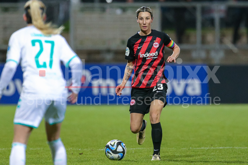 Fussball, Google Pixel Frauen-Bundesliga, Eintracht Frankfurt - SV Werder Bremen | v.li.: Sara Doorsoun (Eintracht Frankfurt, 23) am Ball, Einzelbild, Ganzkörper, Aktion, Action, Spielszene, DIE DFB-RICHTLINIEN UNTERSAGEN JEGLICHE NUTZUNG VON FOTOS ALS SEQUENZBILDER UND/ODER VIDEOÄHNLICHE FOTOSTRECKEN. DFB REGULATIONS PROHIBIT ANY USE OF PHOTOGRAPHS AS IMAGE SEQUENCES AND/OR QUASI-VIDEO.