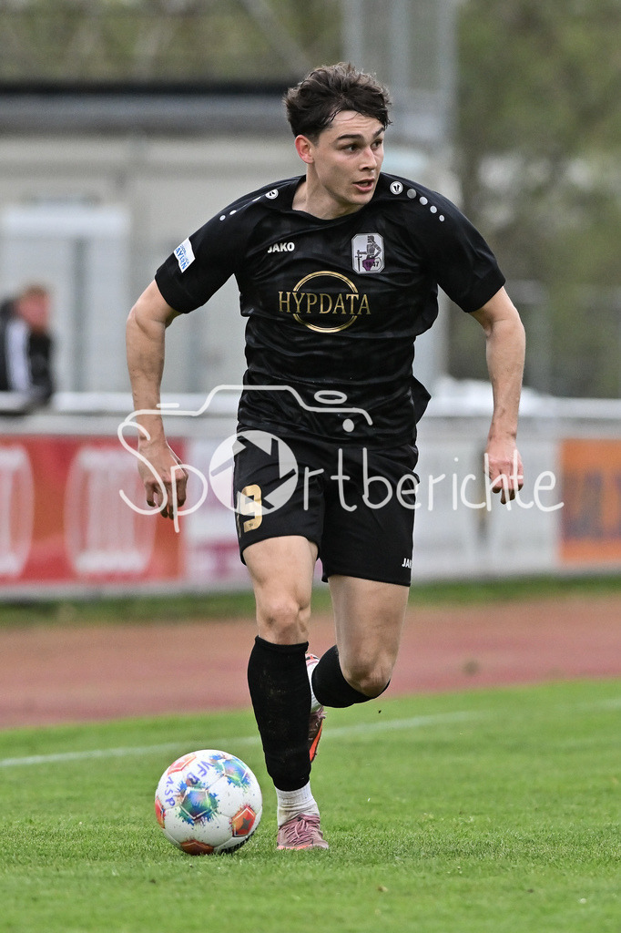 VfB Eichstätt - TSV Schwaben Augsburg | EICHSTÄTT, GERMANY - 14. APRIL: am Ball Mark RADOKI (TSV Schwaben Augsburg 19) / Einzelfoto / Freisteller während dem Match zwischen dem VfB Eichstätt und dem TSV Schwaben Augsburg am 19. Spieltag der Regionalliga Bayern im Hirsch Sportpark