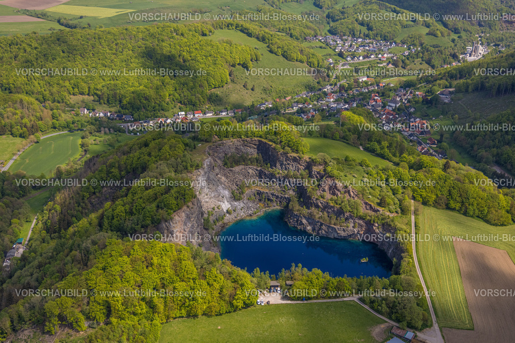 Brilon240503911 | Luftbild, See im Berg, kreisrunder Steinbruchsee, Tauchgewässer bestehend nur aus Regenwasser, Taucher bei der Ausbildung, Blick auf Messinghausen, Brilon, Sauerland, Nordrhein-Westfalen, Deutschland