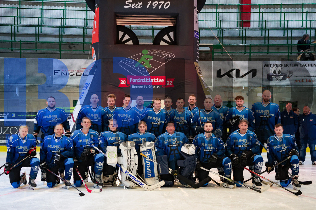 Benefiz-Eishockeyspiel der Polizei Bochum gegen die feuerwehr Duisburg {date} -  | {headline}



(Foto: Sebastian Sendlak / BOND)

 - Realisiert mit Pictrs.com