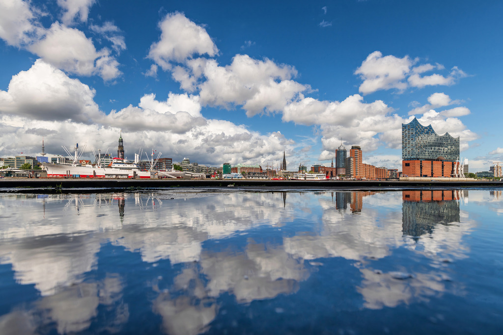 10250808 - Wolkenspiel | Blick auf die Elbphilharmonie, die Cap San Diego und den Michel vor einer eindrucksvollen Wolkenformation und einer natürlichen Wasserspiegelung.