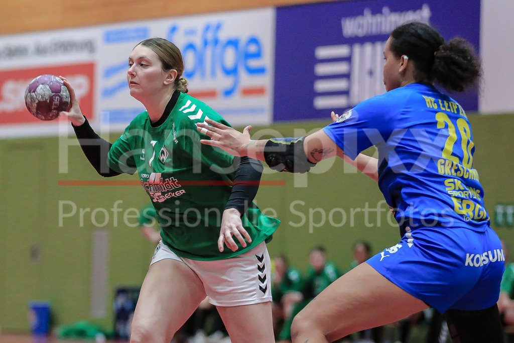 Handball, 2. Bundesliga Frauen, SV Werder Bremen - HC Leipzig | v.li.: Lena Thomas (SV Werder Bremen, 7) und Sharleen Greschner (HC Leipzig, 20) im Zweikampf, Duell, Spielszene, Aktion, Action