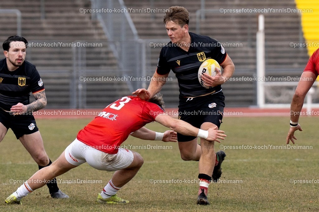 YDR1602250101019 | 16.02.2025, xydrx, Rugby Europe Championship, Deutschland - Belgien, 15er Männer, Auestadion Kassel: Leo Wolf (Deutschland #12) im Zweikampf mit Florian Remue (Belgien #13) 