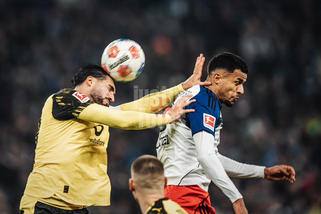 Fußball | Männer | Saison 2025/2026 | 1. Fußball-Bundesliga | 10. Spieltag | Hamburger SV vs. Borussia Dortmund | 08.11.2025 | Kopfballduell v.l. Emre Can (#23, Borussia Dortmund) und Robert Glatzel (#9, HSV)