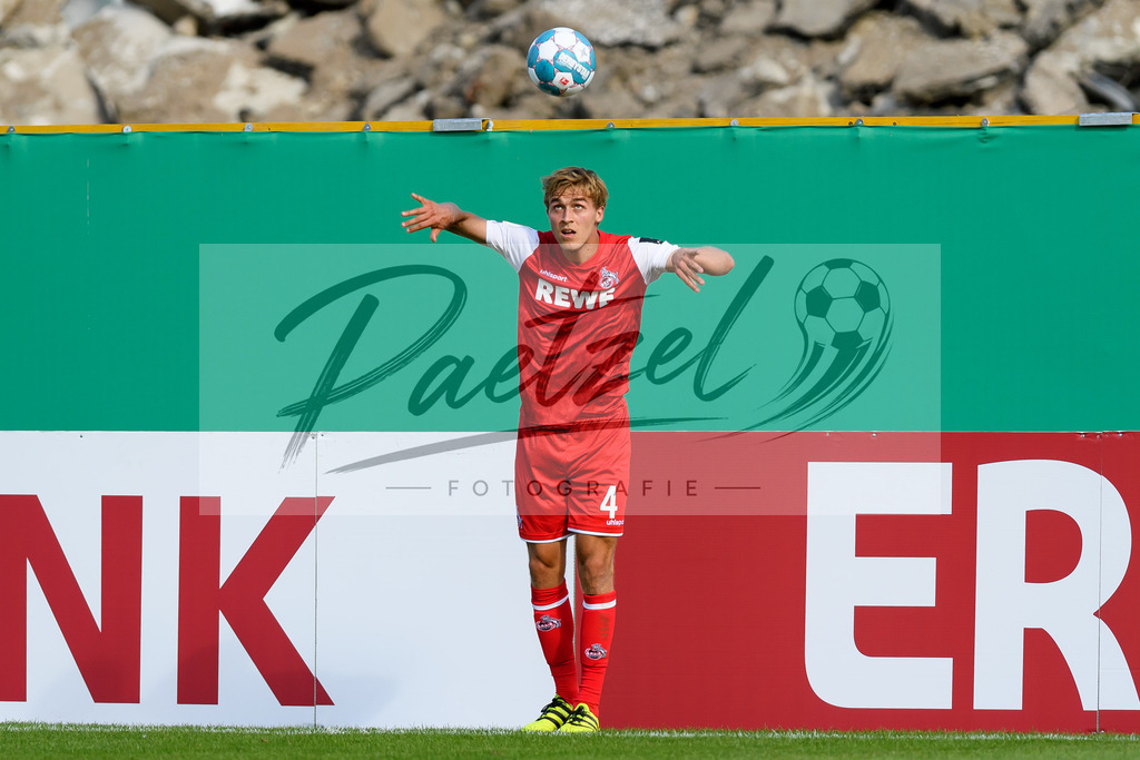 JENKOE20210808_302 | Fussball, Herren: Timo Huebers (1. FC Koeln) in Aktion, am Ball, Einzelaktion beim Spiel der 1. Runde im DFB-Pokal zwischen FC Carl Zeiss Jena und 1. FC Koeln im Ernst-Abbe-Sportfeld am 08.08.2021 in Jena, Deutschland.DFB / DFL REGULATIONS PROHIBIT ANY USE OF PHOTOGRAPHS AS IMAGE SEQUENCES AND/OR QUASI-VIDEO. - Realisiert mit Pictrs.com