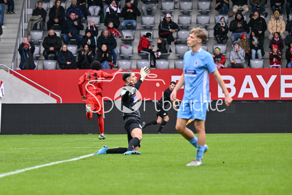 FC Bayern München U19 - TSV 1860 München U19 | Jubel nach dem 1-1 durch Mike WISDOM (FCB #11) / Freude / happy / Treffer / Tor / Torschuezte / U19 DFB Nachwuchsliga: FC Bayern Muenchen U19 - TSV 1860 Muenchen U19, FC Bayern Campus am 02.11.2024
