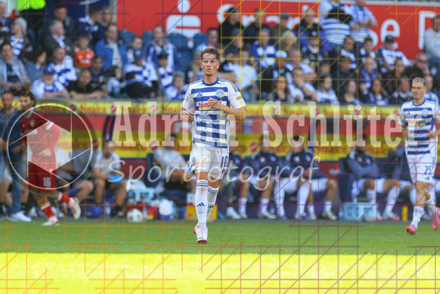 MSV Duisburg vs VfB Stuttgart II - 3. Liga | Duisburg, Deutschland, 02.08.25:   Christian Viet (MSV Duisburg) schaut waehrend des Spiels der 3. Liga MSV Duisburg vs VfB Stuttgart II in der schauinsland-reisen-arena(Foto von Brauer-Fotoagentur / Adrian Schlueter)