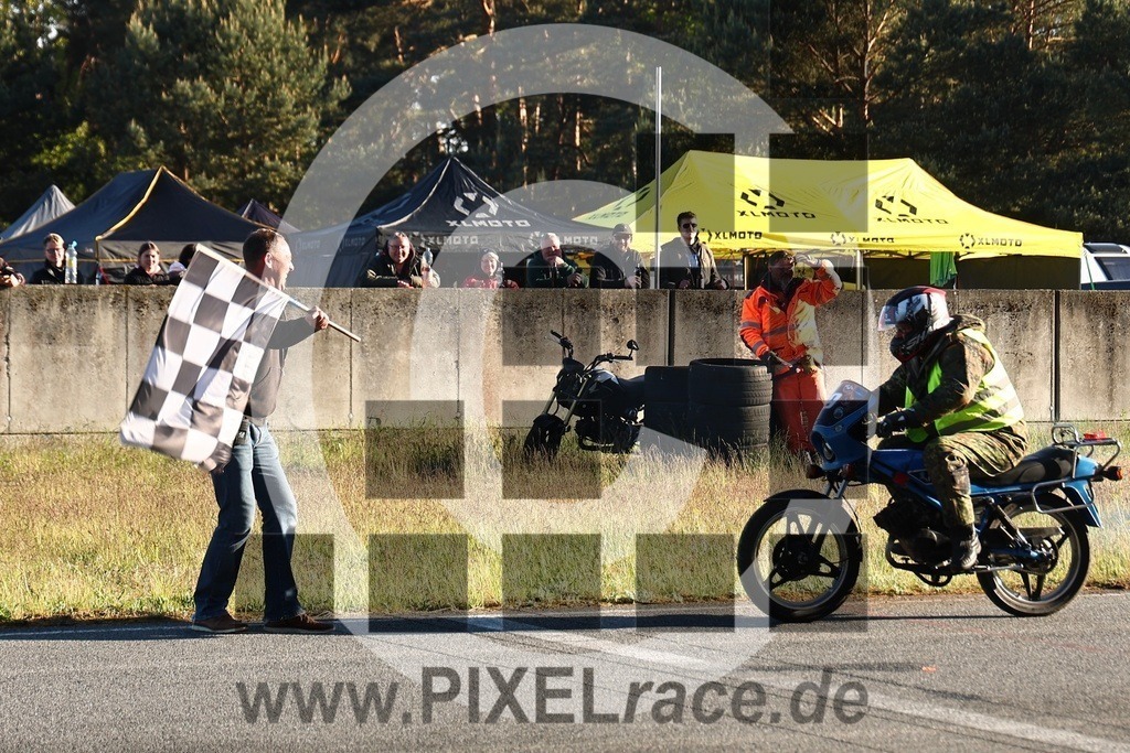 mopedrennen-20260514_12121 | Schöne Erinnerungen an spannende Momente - das festzuhalten ist unser Job. PIXELrace.de ist seit 2003 auf den Rennstrecken Europas unterwegs um die Action draußen beim Fahren und die wunderbare Stimmung imm Fahrerlager für euch einzufangen.