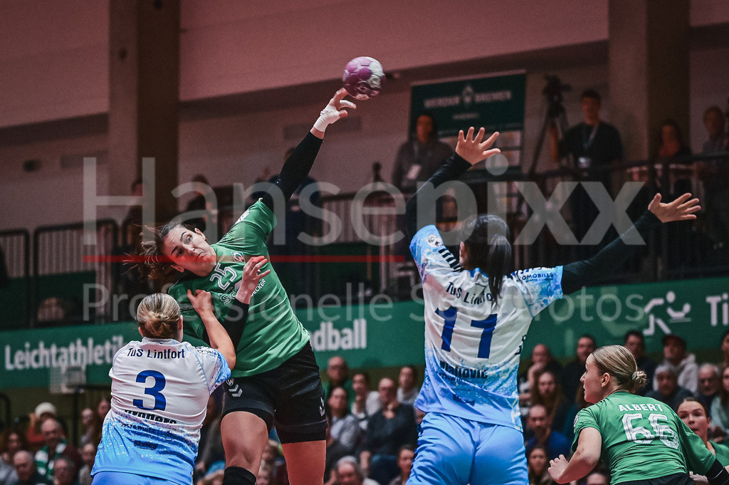 Handball, 2. Bundesliga Frauen, SV Werder Bremen - TuS Lintfort | v.li.: Lynn Joulie Brouders (TuS Lintfort, 3) und Milica Vlahovic (TuS Lintfort, 11) mit dem Blockversuch, Spielszene, Aktion, Action an Anna Lena Bergmann (SV Werder Bremen, 25)