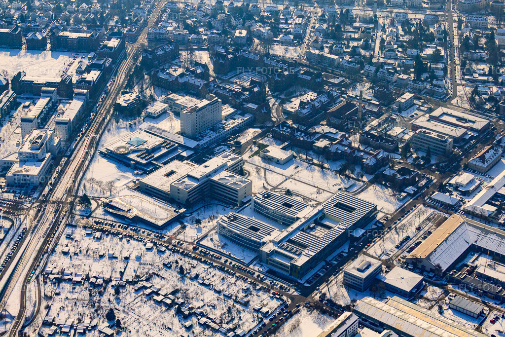 Luftbild: Städtisches Klinikum Karlsruhe im Winter bei Schnee im Ortsteil Nordweststadt in Karlsruhe im Bundesland Baden-Württemberg in Deutschland. Foto: IMG_24141.jpg vom 16.02.2010 durch Werner Riehm/FLY-FOTO.de