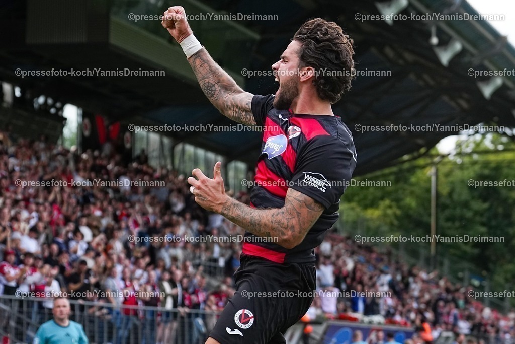 xydr03082501043 | 03.08.2025, xydrx, Fußball, 3.Liga, Viktoria Köln - FC Schweinfurt 05, Saison 2025 2026, Sportpark Höhenberg:  Torjubel nach dem Tor zum 1:0 für Viktoria Köln durch Torschütze Lex-Tyger Lobinger (Viktoria Köln #9)   DFB regulations prohibit any use of photographs as image sequences and or quasi-video.