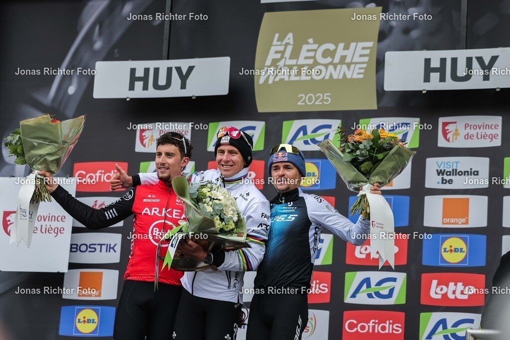 La Fleche Wallonne 2025 | Radsport UCI World Tour Men Elite La Fleche Wallonne am 23.04.2025 in HuySiegerehrung / PodestKevin Vauquin ( Arkea - B&amp;B Hotels ), links - Tadej Pogacar ( UAE Emirates - XRG ), mitte - Tom Pidcock ( Q36.5 Pro Cycling Team ), rechtsFoto: Revierfoto - Realisiert mit Pictrs.com