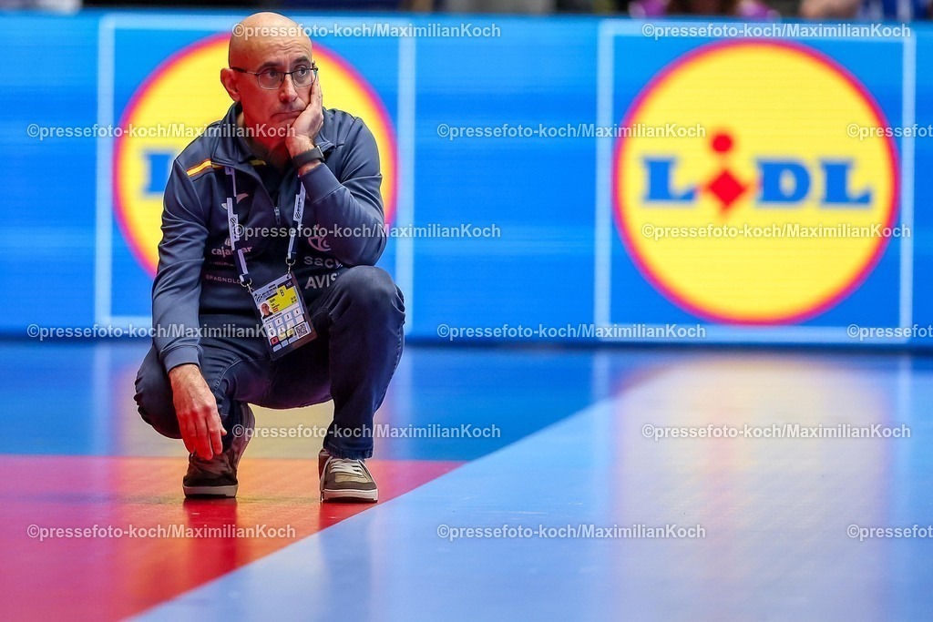 EHF15012601087 | 15.01.2026, Handball, Men's EHF EURO 2026, Spanien - Serbien, Jyske Bank Boxen in Herning, Dänemark, Preliminary Round: Headcoach Jordi Ribera Romans (Espania #hc) kniet auf dem Boden an der Seitenlinie 