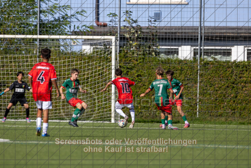 20250920_154446_0192 | #,1.Göppinger SV (rot) vs. FC Esslingen II (grün), Fussball, C-Junioren Leistungsstaffel Mitte - wfv 2025/2026, Kunstrasenplatz Nord, Hohenstaufenstr. 116, 73033 Göppingen, 20.09.2025 - 15:30 Uhr,Foto: PhotoPeet-Sportfotografie/Peter Harich